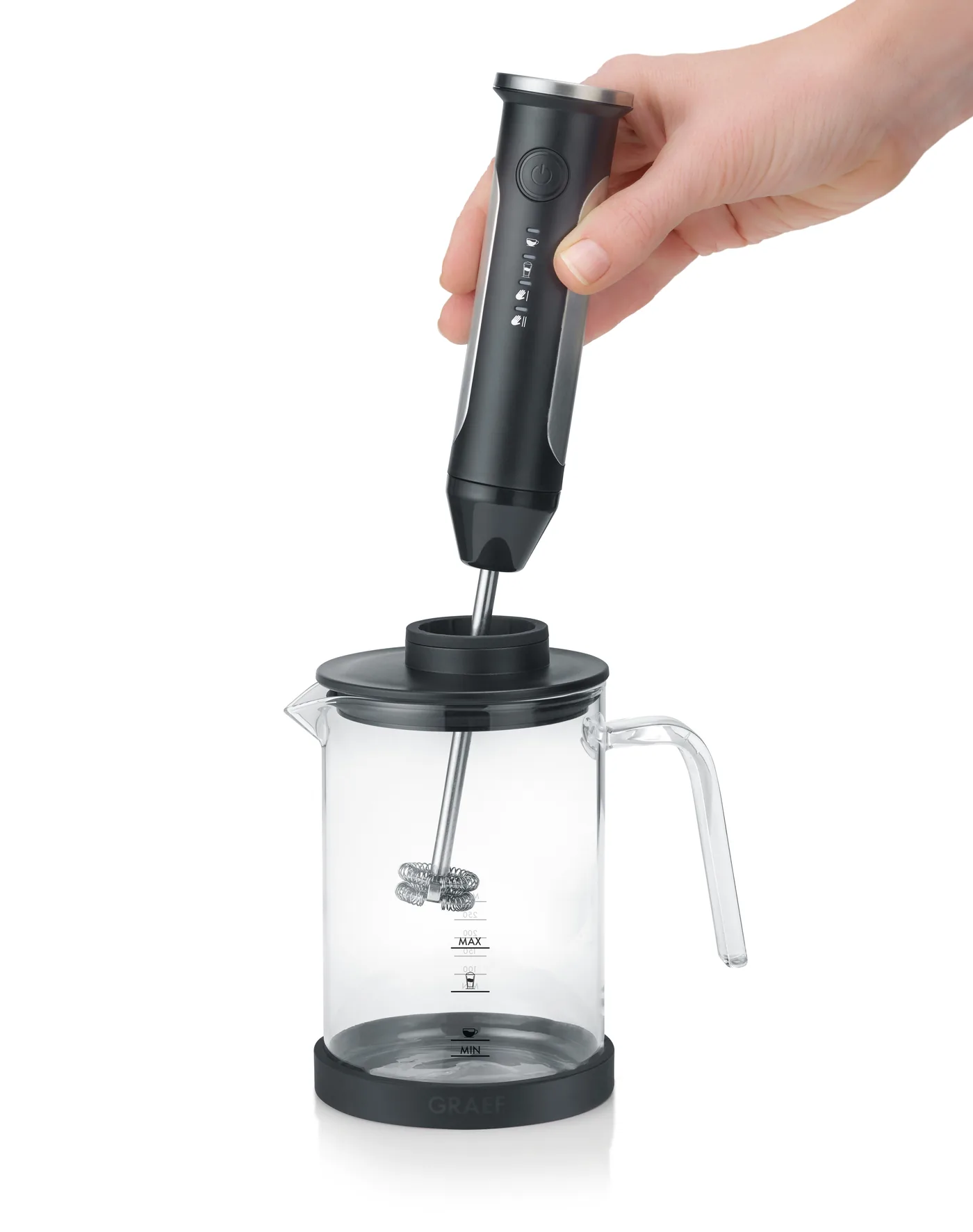 Abnehmbares Akku-Handteil des GRAEF MS202 über dem Glas-Milchkännchen
