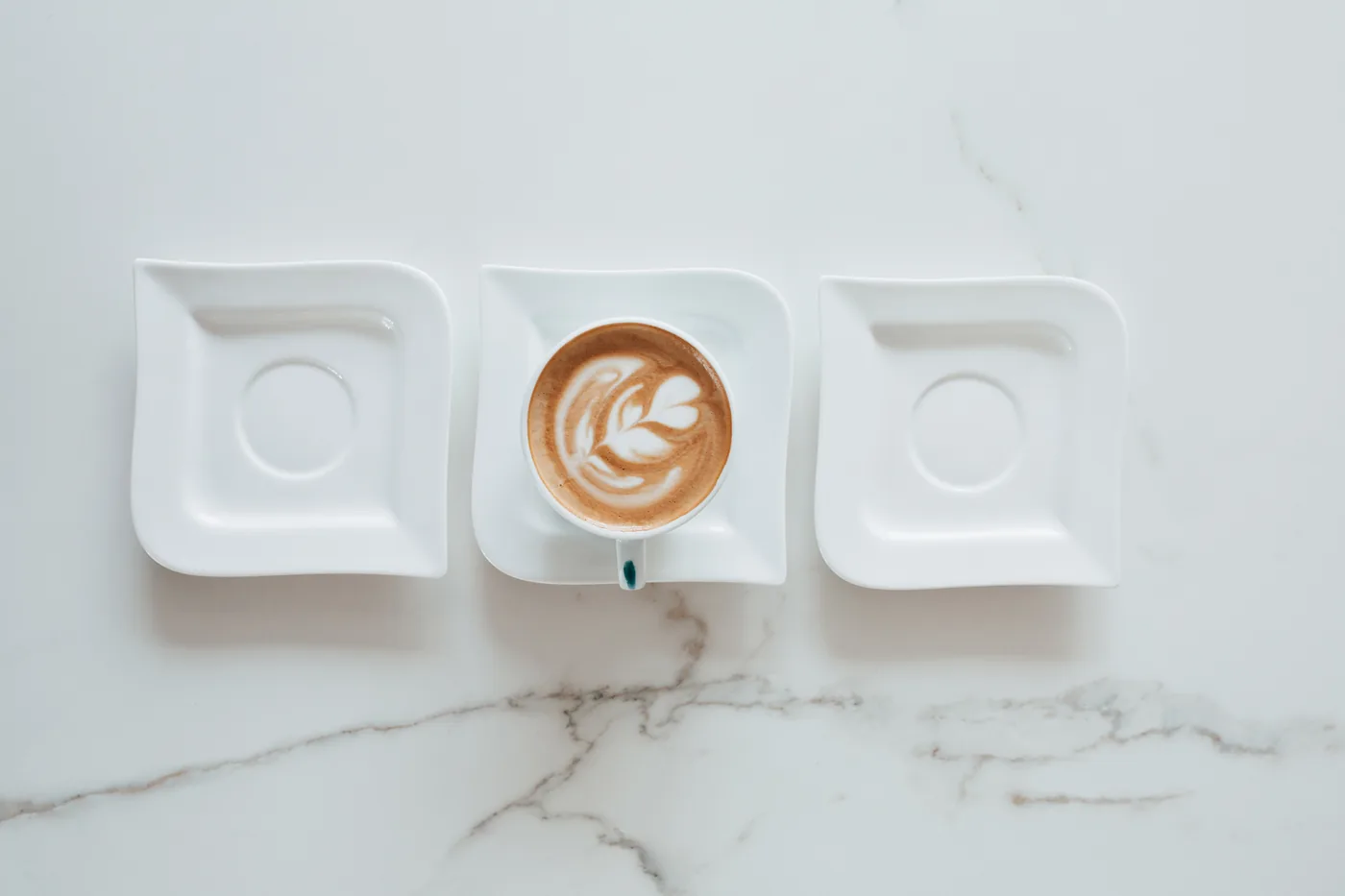 GRAEF Milchaufschäumer in einer Kaffeeszene mit Tassen und Kaffeebohnen