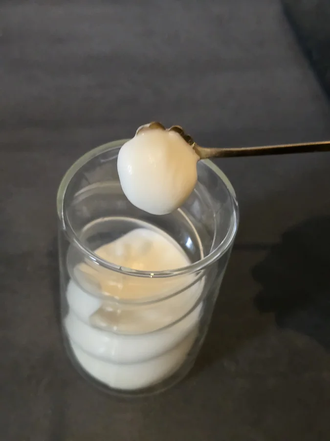 Kalter Milchschaum aus Vollmilch auf einem Löffel