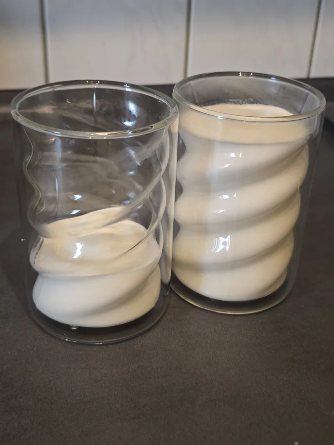 Zwei Gläser mit Milchschaum aus dem Maximalfüllungs-Test