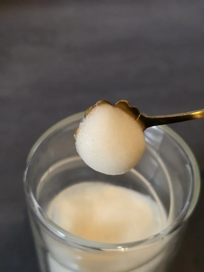 Oatly-Barista-Milchschaum auf einem Löffel