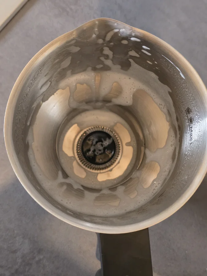 Milchreste im Edelstahlkännchen vor dem Ausspülen