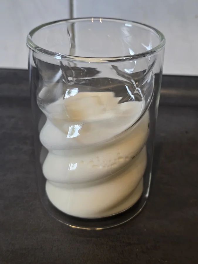 Warmer Milchschaum aus 3,5-Prozent-H-Vollmilch im Testglas